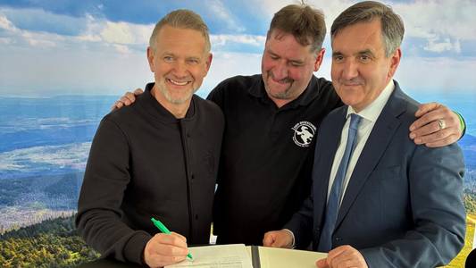 von links nach recht: Geschäftsführer Thomas Kemner on Timberjacks, ehemaliger Brockenwirt Daniel Steinhoff und Landrat Thomas Balcerowski. Vor den drei Herren steht ein Tisch, auf dem Der Pachtvertrag liegt.