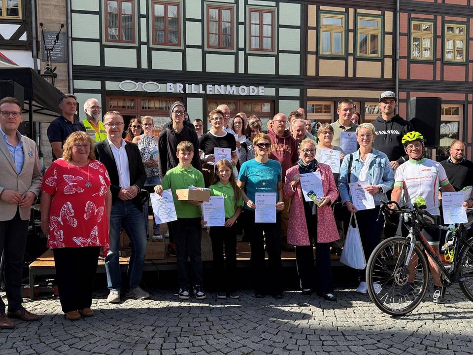 Gewinner Stadtradeln Personen auf einer Bühne - Die Gewinner vom Stadtradeln