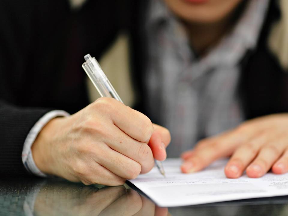 antrag ausf llen unterschrift stift