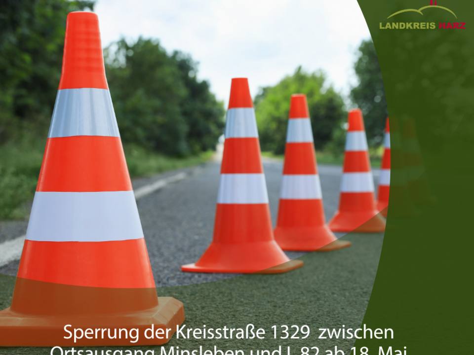 Symbolbild Straßensperrung - Absperrpylonen auf einer Straße - rechts ist ein grüber Bereich, unten auch. Im unteren Teil steht Sperrung der Kreisstraße 1329 zwischen Ortsausgang Minsleben und L 82 ab 18. Mai. Symbolbild Straßensperrung - Absperrpylonen auf einer Straße - rechts ist ein grüber Bereich, unten auch. Im unteren Teil steht Sperrung der Kreisstraße 1329 zwischen Ortsausgang Minsleben und L 82 ab 18. Mai.