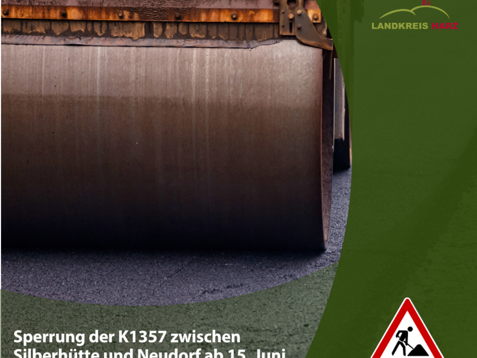 Symbolbild Straßensperrung - eine Walze auf einer neu gegossenen Schwarzdecke. Im unteren Teil ist ein grüner Bereich, in dem folgendes steht: K1357 Straßensperrung: Baustart der Fahrbahnsanierung zwischen Neudorf und Silberhütte.