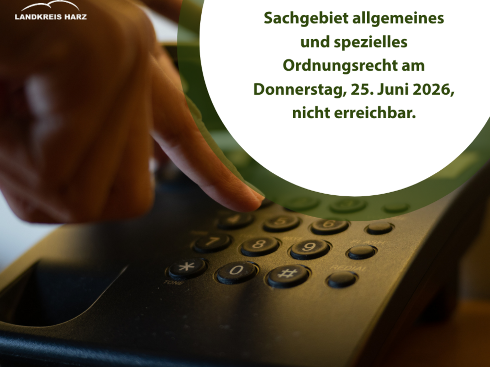 Symbolbild Erreichbarkeit - Festnetztelefon, eine Hand, die den Hörer hält und eine, die auf eine Nummer tippt. Oben rechts ein weißer Kreis mit grüner Schrift. Der Text: Sachgebiet allgemeines und spezielles Ordnungsrecht am 25. Juni 2026 nicht erreichbar Symbolbild Erreichbarkeit - Festnetztelefon, eine Hand, die den Hörer hält und eine, die auf eine Nummer tippt. Oben rechts ein weißer Kreis mit grüner Schrift. Der Text: Sachgebiet allgemeines und spezielles Ordnungsrecht am 25. Juni 2026 nicht erreichbar