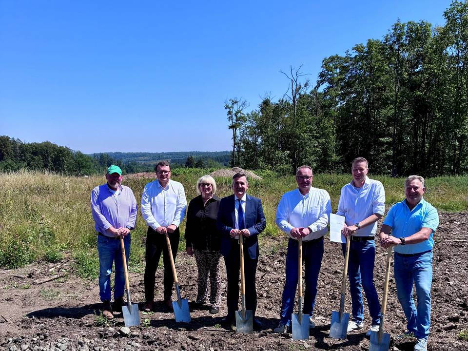 : (v.l.n.r) Torsten Sinnecker (Leiter Umweltamt Landkreis Harz), Sebastian Saure und Helga Köster-Saure vom Architekturbüro Köster-Saure, landrat Thomas Balcerowski, Upland Parc-Geschäftsführer Bastiaan Teselar und Dirk Bäringhausen sowie Bürgermeister der Stadt Oberharz am Brocken Ronald Fiebelkorn besichtigten das Gelände des zukünftigen Ferienresorts in Stiege. © (c) Upland Parcs GmbH upland parcs baugenehmigung